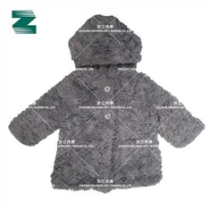 Műszőrme anyagú kabát csecsemőknek gombbal és masnival a mellkason