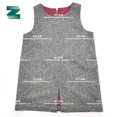 Ruha elülső alján nyitott hasítékkal gyerekeknek